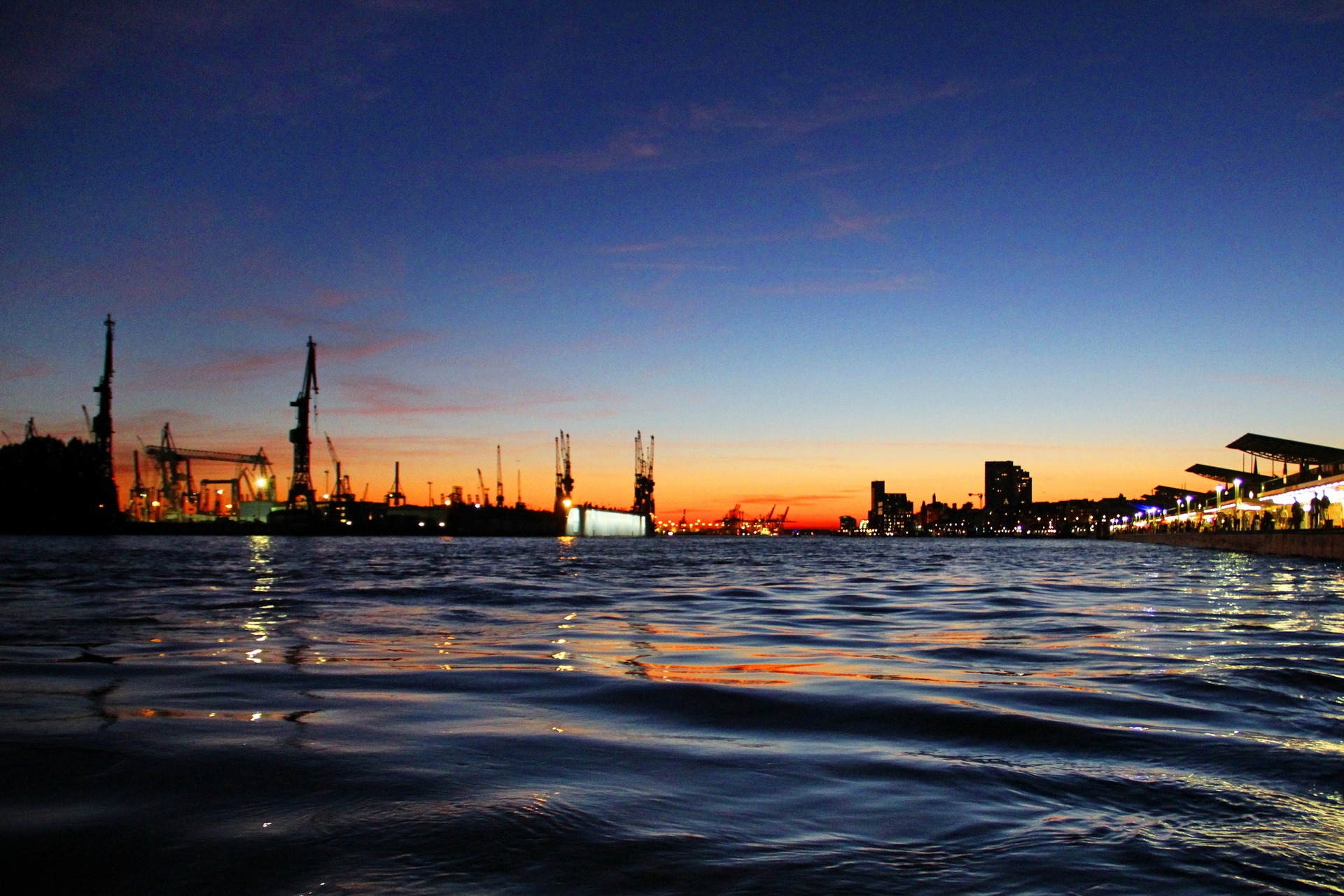 Die Elbe in der Nacht an den Landungsbrücken