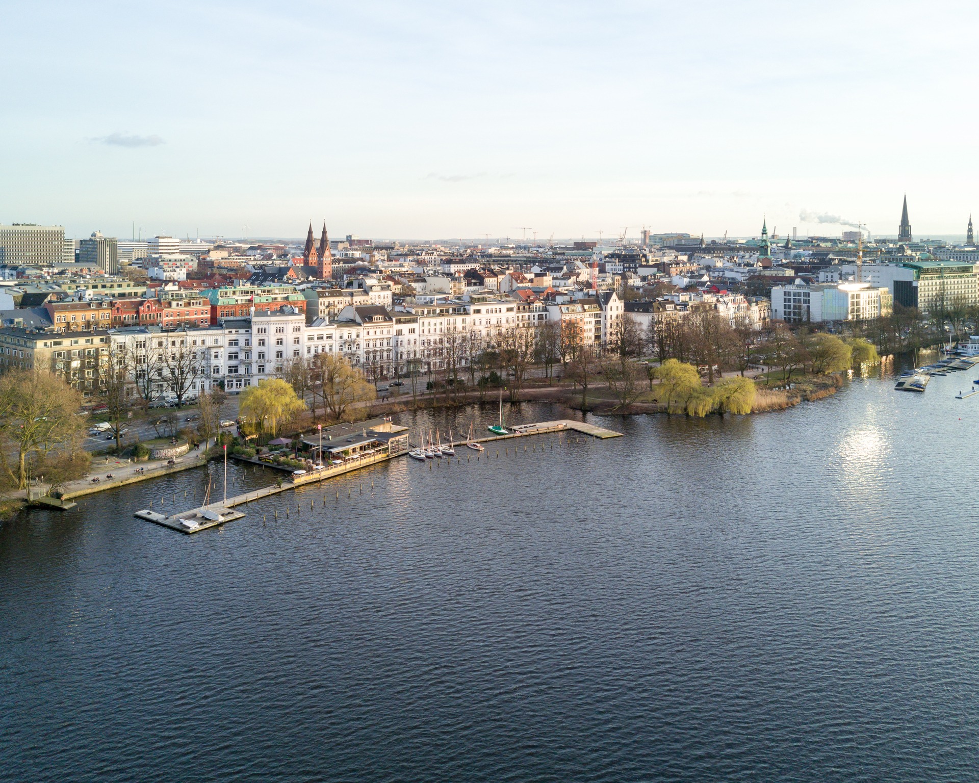 Hamburg Aussenalster mit Blick auf die Stadt