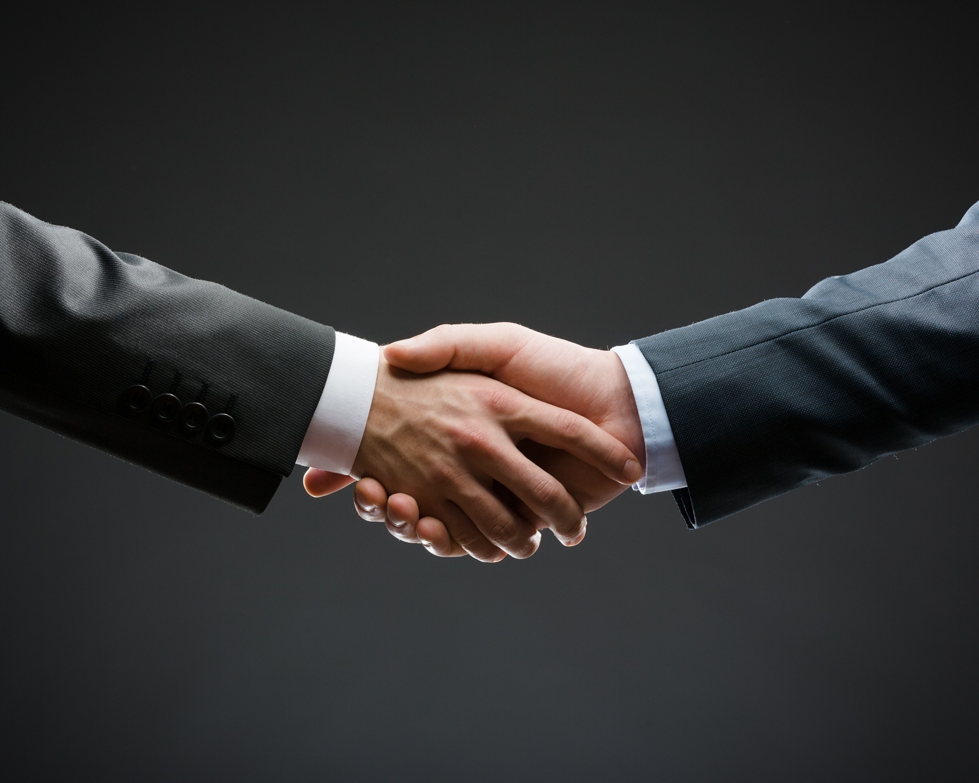 Geschäftsmänner geben sich die Hände