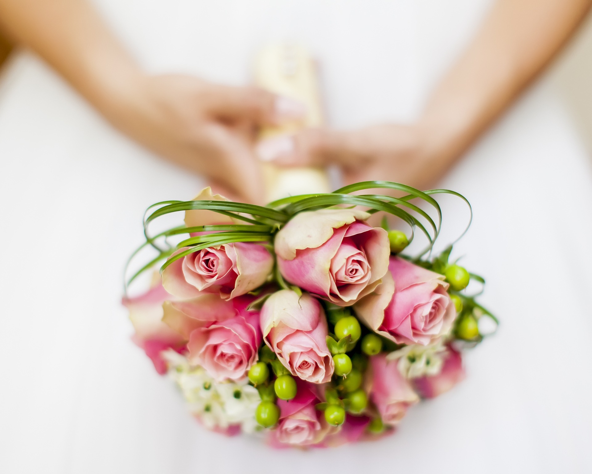 Hochzeitsstrauss-in-der-Frauenhand