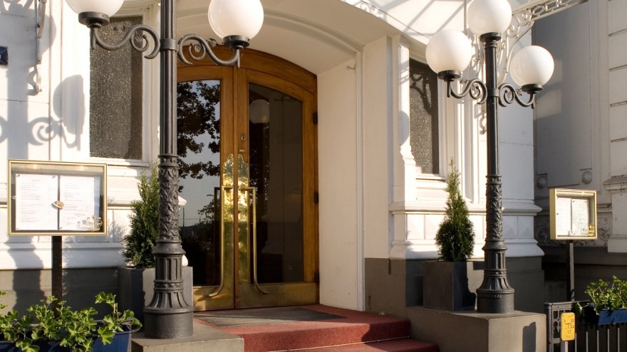 Haupteingang vom Hotel - An der Alster 14