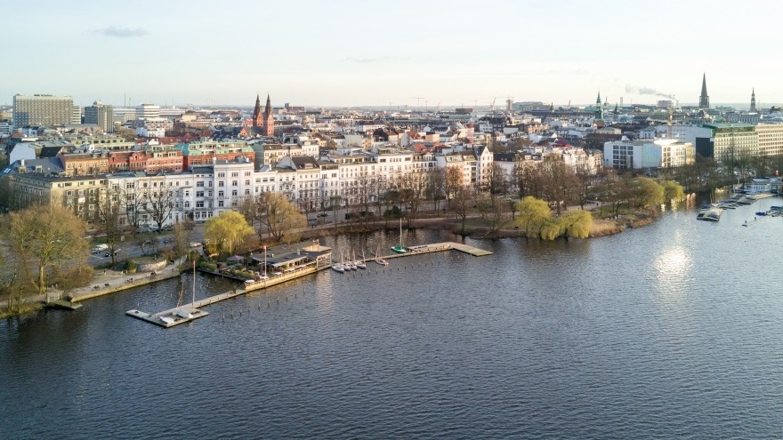 Hamburg Aussenalster mit Blick auf die Stadt
